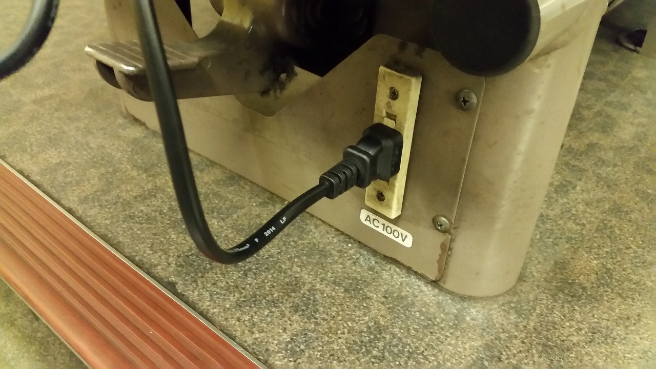 マックスたにがわの電源コンセントは意外な場所にある
