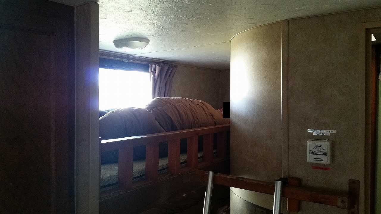 初島アイランドリゾートのトレーナーハウス内の2段ベッドに寝てみた