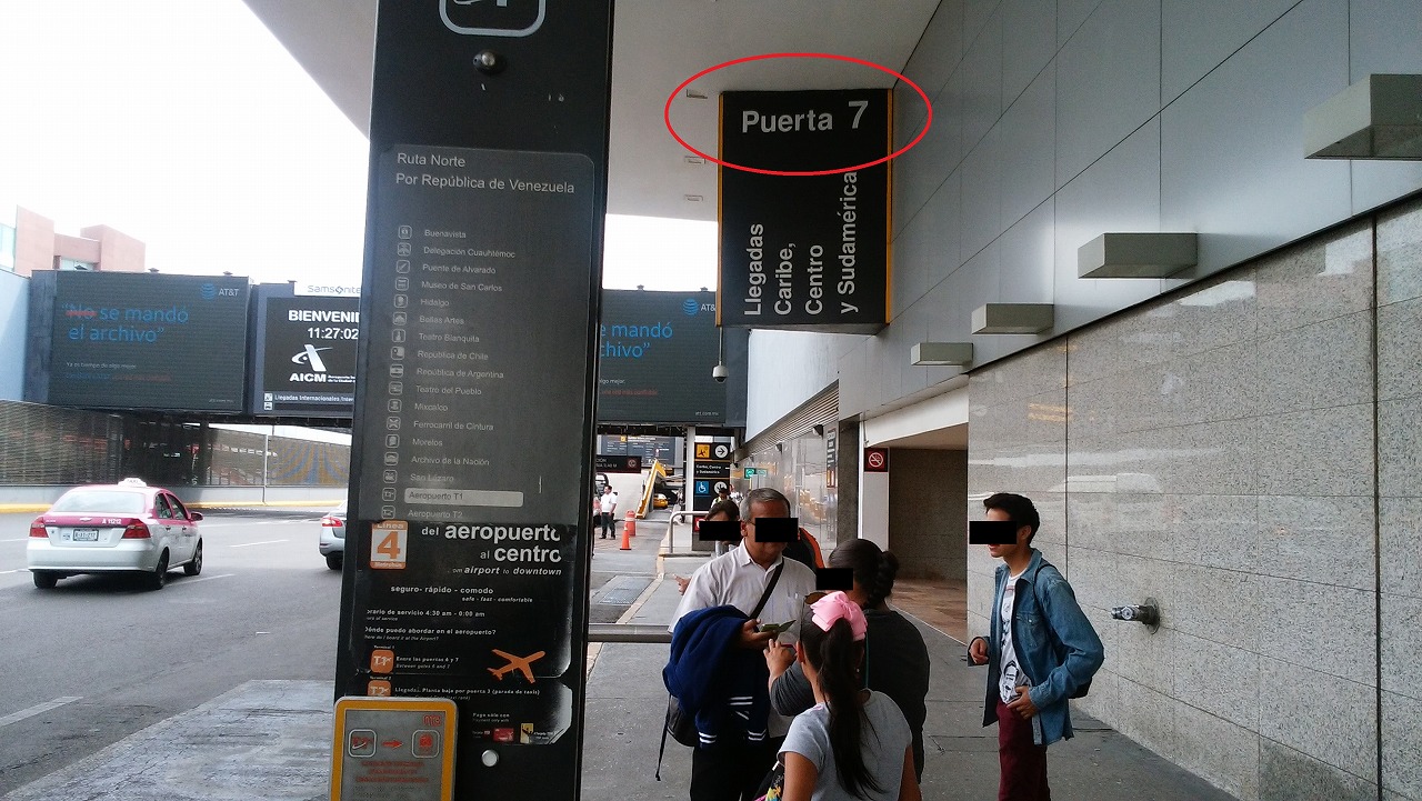 メキシコ空港ターミナル１からターミナル２へのバスは出口７