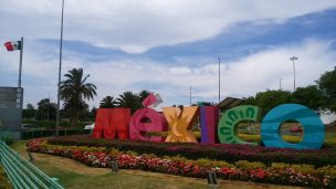 メキシコの国旗と看板