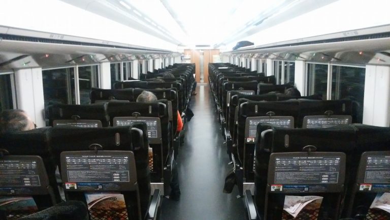 常磐線特急ときわ、ひたちの電源コンセントは全席にある